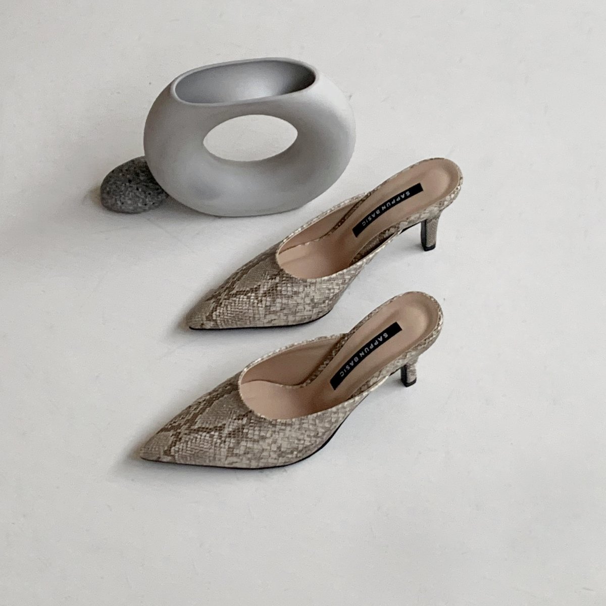 SAPPUN_ID's tweet photo. Dazing Stiletto Mule Slippers ⚡

Dengan pilihan tinggi heels 5 dan 8cm,
juga pilihan warna dari basic sampai warna point!

Ada yang pilih 'Prona' sebagai hadiah christmas gift giveaway SAPPUN gak nih?🖤

🛍️ https://t.co/ubshcEsDME

#SAPPUN #Prona #MuleSlipper https://t.co/PMHjAhCA5L