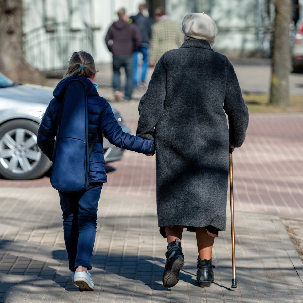 KunaCare's tweet photo. Respect the comfort of people with vision impairments.
Don’t forcefully hold a person with a vision impairment’s arm without their permission to guide them. Do allow them to hold your arm. This will help you to guide, rather than lead them. https://t.co/wnP8A3Z1fu