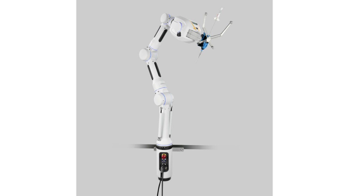 Het Prinses Máxima Centrum schaft een robot-arm aan om gestuurd te opereren bij kinderen met een tumor in de hersenstam. Stichting Semmy financiert de robot-arm met de opbrengst van de ‘LAK. Door Tijn’, nagellakactie. Lees verder: bit.ly/Robotvantijn