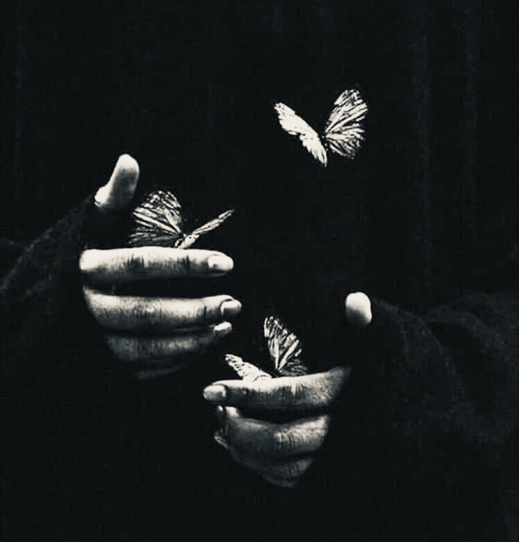 Çok kez ölmüş ruhların yeniden yaşadığını gördüm.
Sevgi mucizedir. 
•••Hülya Habbabe
#askıdakalansözler #okuyarakçoğalıcaz #salı #HülyaHabbabe