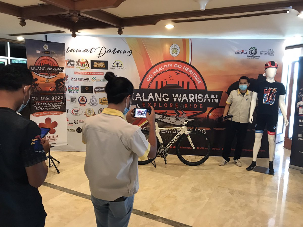 FitTerengganu's tweet photo. Selamat Datang Cyclist!
Ke Ride Kit Collection (Pengambilan Kit Kayuhan) @kalangwarisan Explore Ride 2020 di Lobi @primulabeach Hotel, Kuala Terengganu.

Jom bergambar dulu! Lepak2 kena Tea Tarik Primula! 🤝😘

Visit @TrgTourism 

#KalangWarisan
#ExploreRide
#FitTerengganu https://t.co/E1gJTmrxnF
