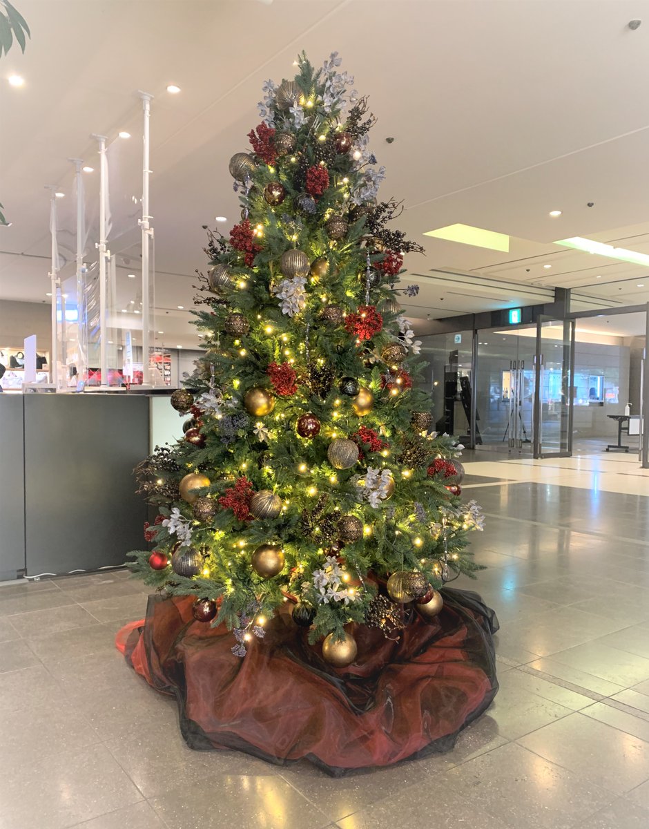 Bunkamura公式ツイッター ベルナール ビュフェ回顧展 館内1fインフォメーション横に 本展にあわせクリスマスツリーが登場 ふんだんにあしらわれたオーナメントと ビュフェ作品の雰囲気漂う黒と赤のオーガンジーが印象深い エレガントなツリーです