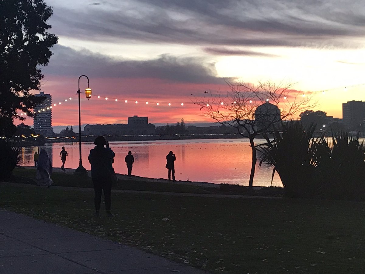 JackLSquared's tweet photo. Lake Merritt, Monday evening. https://t.co/o37HxBV6JK