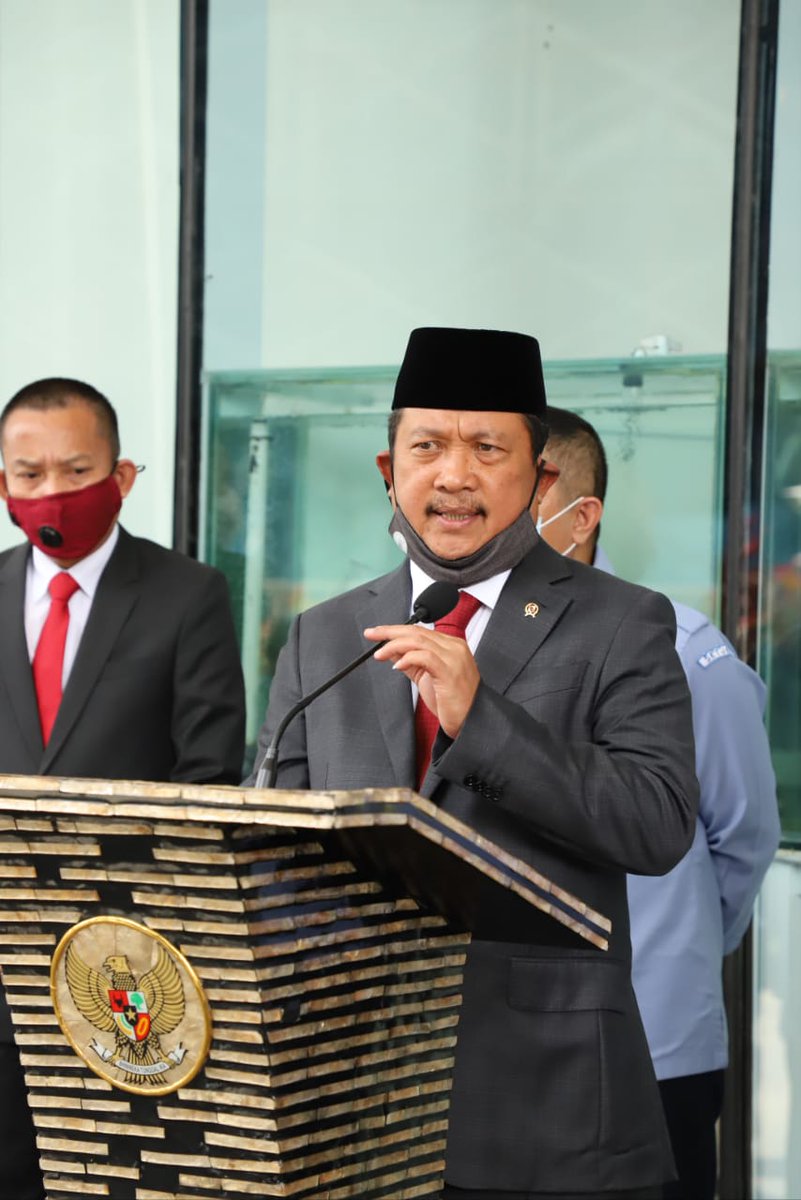bppmhkp's tweet photo. Menteri Kelautan dan Perikanan, @saktitrenggono , tiba di Kantor KKP usai dilantik oleh Presiden Joko Widodo di Istana Kepresidenan.
Menteri Sakti Wahyu Trenggono berkenan menemui dan melakukan doorstop interview bersama rekan-rekan media yang hadir. https://t.co/qPcqsiUEti