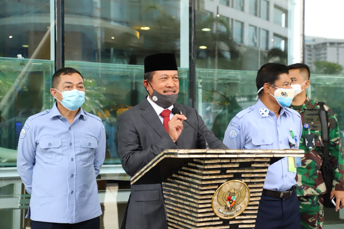bppmhkp's tweet photo. Menteri Kelautan dan Perikanan, @saktitrenggono , tiba di Kantor KKP usai dilantik oleh Presiden Joko Widodo di Istana Kepresidenan.
Menteri Sakti Wahyu Trenggono berkenan menemui dan melakukan doorstop interview bersama rekan-rekan media yang hadir. https://t.co/qPcqsiUEti