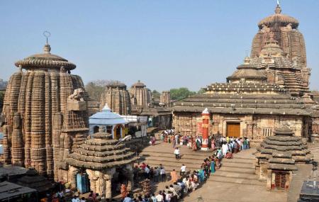 Lingaraj Temple, the largest temple of the city of Bhubaneswar built in 11th century. The temple is dedicated to Lord Shiva and is considered as Built by king Jajati Keshari of Soma Vansh, the main tower of this temple measures 180-feet in height. 1/n