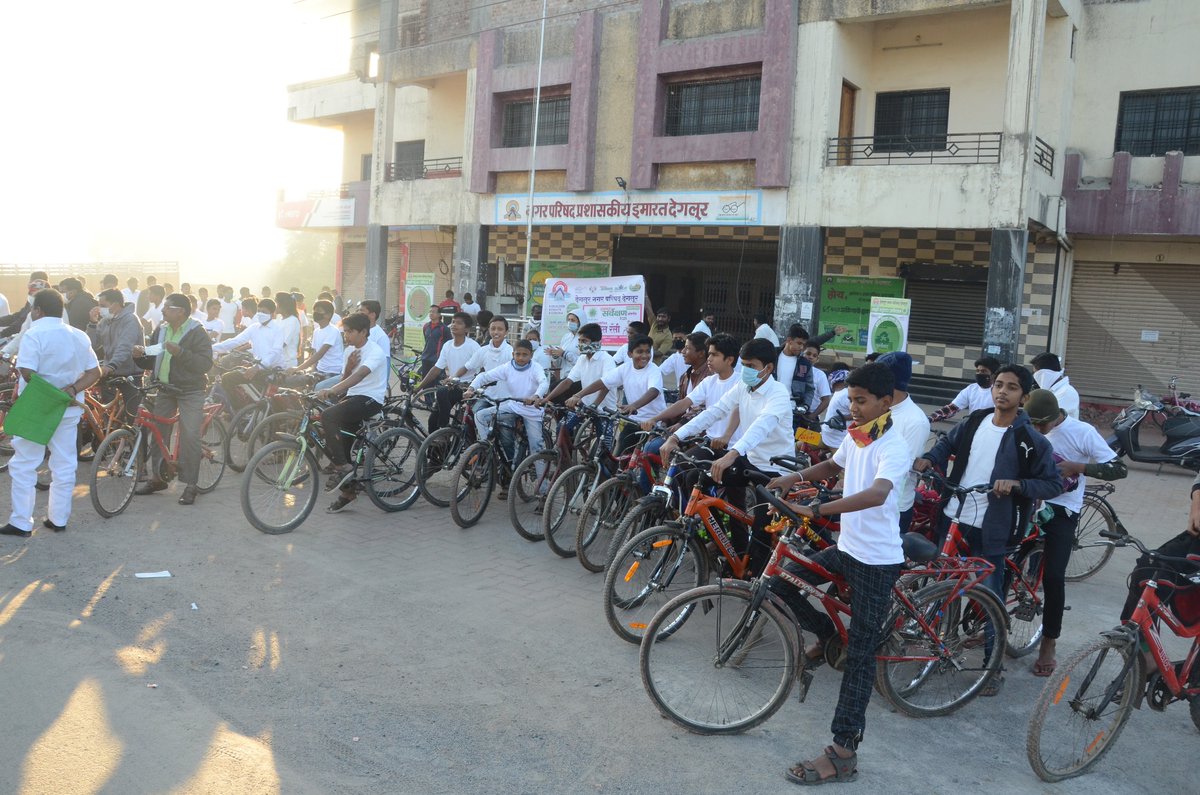 codegloor's tweet photo. माझी वसुंधरा” अभियान अंतर्गत देगलूर नगर परिषदेने वायु प्रदूषण रोखण्यासाठी  व इंधनावर चालणारी वा��ने कमीत कमी प्रमाणात वापरणे व Non-motorized (उदा. सायकल) वाहनाचा जास्तीत जास्त वापर करणे बाबत जनजागृती करण्यासाठी दिनांक 21.12.2020 रोजी सायकल रॅलीचे आयोजन केले.@AUThackeray https://t.co/bmvUz0ACRY