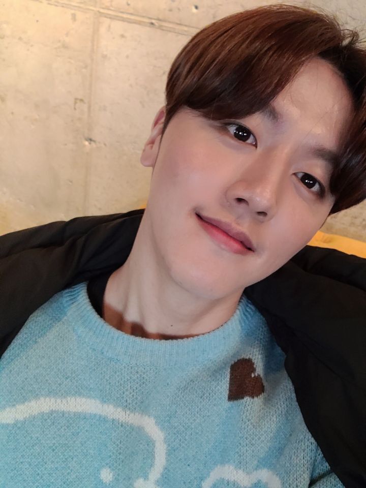 keyzbin1123's tweet photo. I am auto full without having lunch with bom selca from uri leadernim...oke have nice day love❤️
#YOUNGBIN #SF9 @SF9official 
Ehhh forget @BenjaminKim1123 ..Don't be too Sweet I'll have diabetes latter.😉 https://t.co/110CDDA3wU
