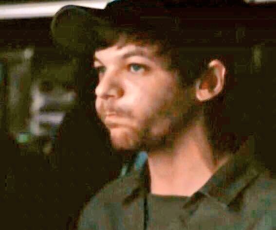 louis puffing up his cheeks~a very adorable thread