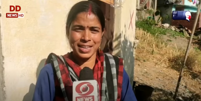 DDNewsHindi's tweet photo. उत्तराखंड के पौड़ी जिले के लोगों ने 'बेटी बचाओ बेटी पढ़ाओ' कार्यक्रम के तहत एक अनोखी पहल शुरू की, जहां हर घर के बाहर बेटी के नाम की तख्तियां (Name Plate) लगायी जा रही हैं. रिपोर्ट-
@MinistryWCD @smritiirani @PIBHindi @airnewsalerts 

Watch : https://t.co/jIoE97k6LO https://t.co/CPqBRf5QpW