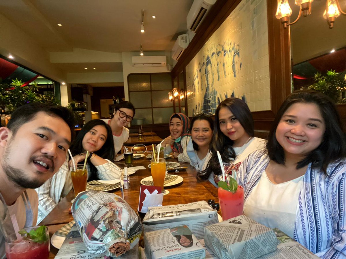 aulia_deta's tweet image. Makan-makan akhir tahun 2020 with ma teammate❣ #LindasTeam , semoga kita sehat terus yah guys dan selalu kompaaak🥰😘🙏