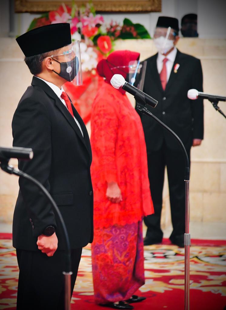 KemensosRI's tweet photo. #InfoSosial
Presiden @jokowi hari melantik Mensos baru Tri Rismaharini dan lima Menteri Kabinet #IndonesiaMaju untuk sisa masa jabatan 2019-2024, di Istana Negara, Rabu (23/12)

📸: Laily Rachev - Biro Pers Setpres https://t.co/5ZrWUTGVZk
