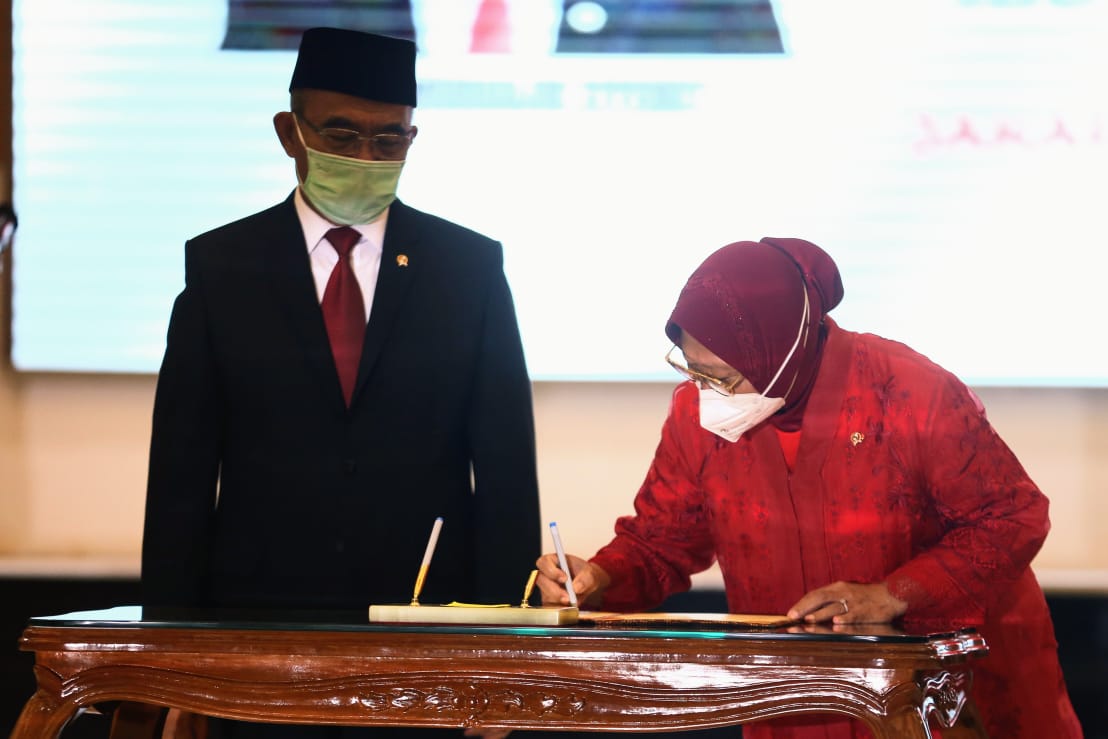 KemensosRI's tweet photo. Usai dilantik oleh Presiden, Mensos Risma melaksanakan Serah Terima Jabatan dari Mensos Ad Interim sebelumnya @muhadjir_ef di Gedung Aneka Bhakti @KemensosRI di Jakarta, Rabu (23/12)

#KemensosHadir https://t.co/kVDEByrH71