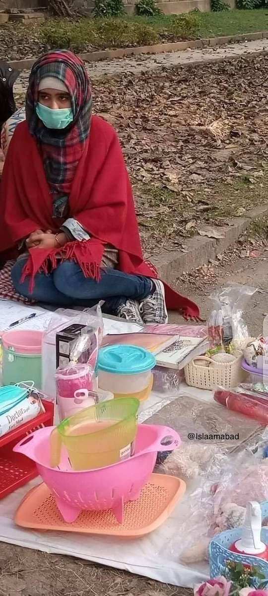 اسلام آباد کے پوش سیکٹر F-7 پروین شاکر روڈ پر قوم کی یہ بیٹی اپنے تعلیم اور گھریلو اخراجات پورے کرنے کیلئے  ماں کے ساتھ پلاسٹک کی روزمرہ کی اشیاء بیچتی ہے اور ساتھ اپنی پڑھائی بھی کرتی رہتی ہے۔
Fb.com/Islamabadians