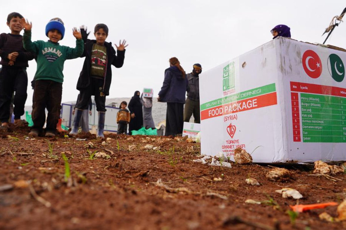 DiyanetVakfi's tweet photo. Pakistan Beytüsselam Derneği tarafından Vakfımıza bağışlanan  1100 gıda paketi ve 130 ton kömürü İdlib'de kamplarda yaşam mücadelesi veren savaş mağduru ailelere ulaştırdık. #YolunİyilikOlsun https://t.co/yFgTLrjt4m