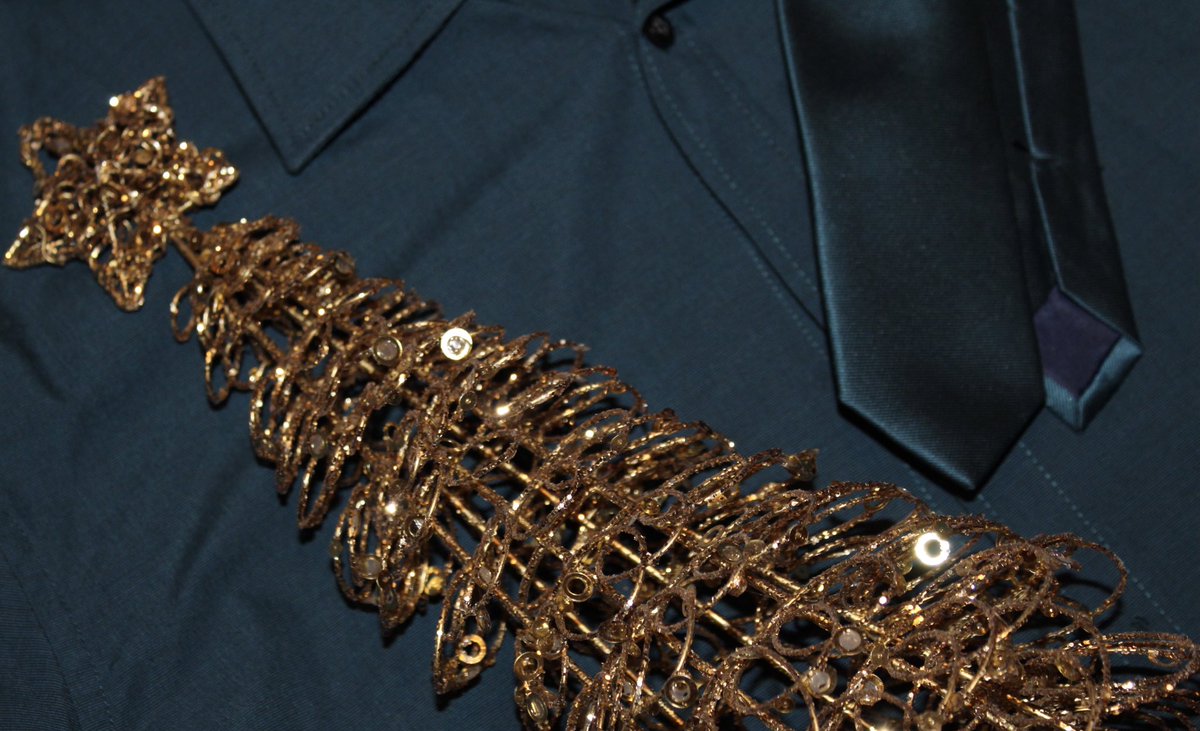 “The best Christmas gift is to realise how much you already have.”🎄 🎁 #wednesday #wednesdaymotivation #northeast #men #confidence #sustainablefashion #interviewoutfit #motivation #lookgoodfeelgood #bekind #christmas #donate #supportsmallbusiness #suit #suitedandbooted