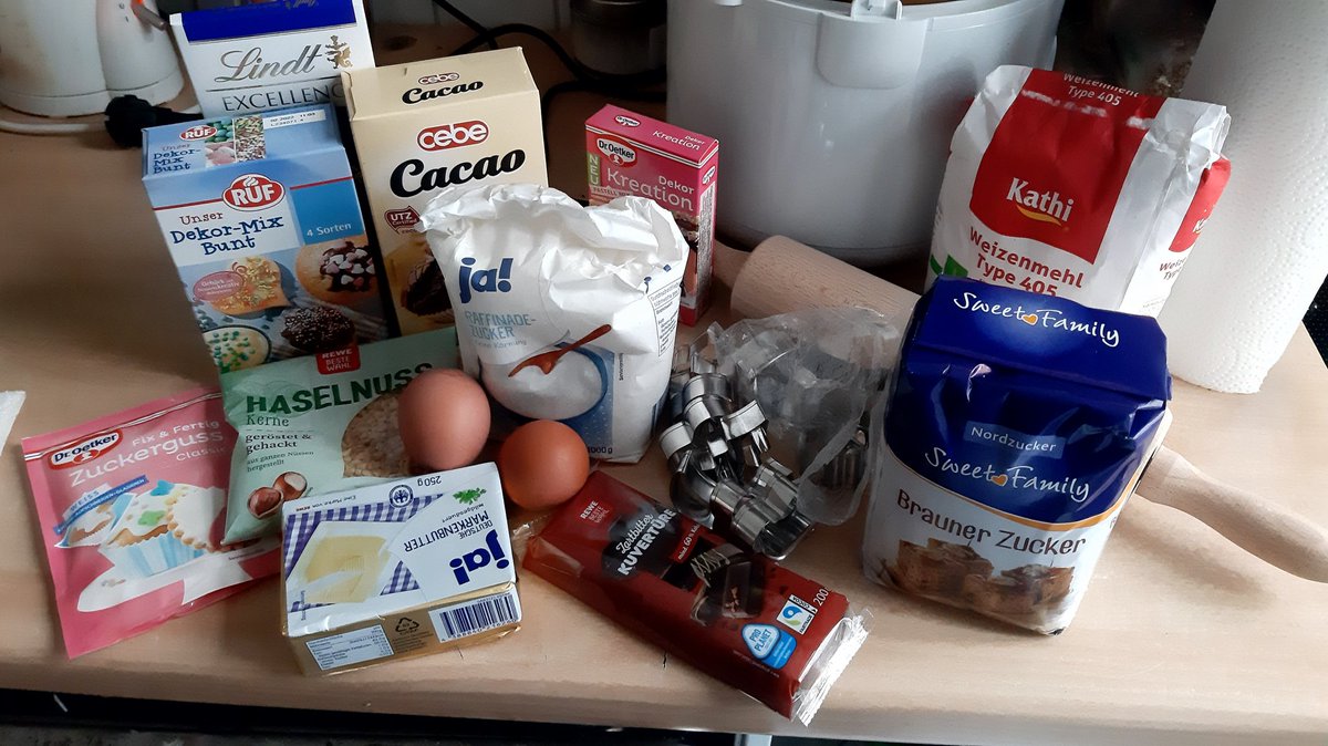 Flomberino's tweet photo. Was sollte schon schiefgehen, wenn man einen minderbemittelten Streamer mit 2 linken Händen an Backzutaten lässt? Genau. Alles. 15 Uhr machen wir Brownies und Vanillekekse, Resultat ausstehend :D Immerhin haben die Eier überlebt!https://t.co/JPsXggghrh #Backstream #twitchde https://t.co/YE4DGByQnn