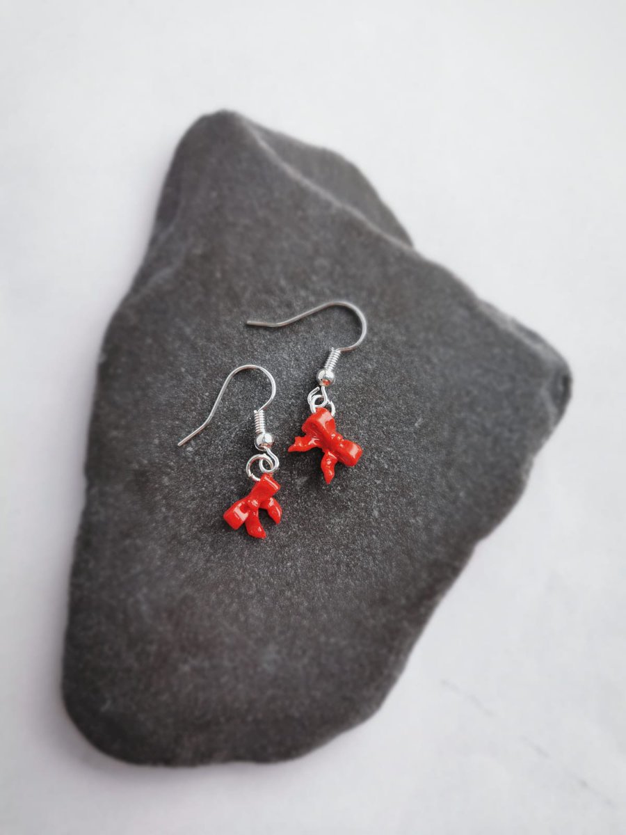 charmagrammer's tweet photo. Keeping to miniatures, little red bows today! Only made once so grab them while you can at https://t.co/YR93YX2rLR
#christmas2020 #earringsoftheday #bows #red #polymerclay #handmade #aberdeen #earrings #ShopLocal #shopsmallbusiness #charm #handmadeearrings #dangleearrings https://t.co/1VGI8WEudo