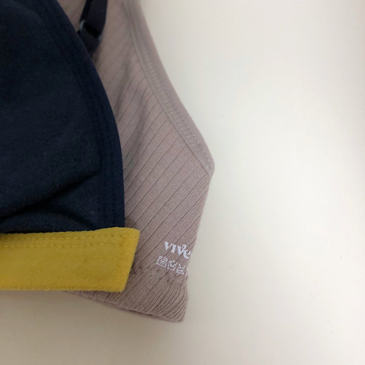sojuNtonic's tweet photo. 편하긴 편하고 면도 좋은데 둘레가 인에이보다 커 .. 둘다 s인데 비브비브는 고무줄이라 인에이 젤 작게 끼워서 비교해봤는데 1인치정도 차이나는 거 같네 .. 지금은 편한데 늘어나면 너무 헐거워질거같음 난 흉통 작아서 xs 나오는거 아니면 그냥 인에이 계속 쓸듯ㅜㅜ 후크 없어서 좋았는데 아쉽다 https://t.co/jUQUp18pIH