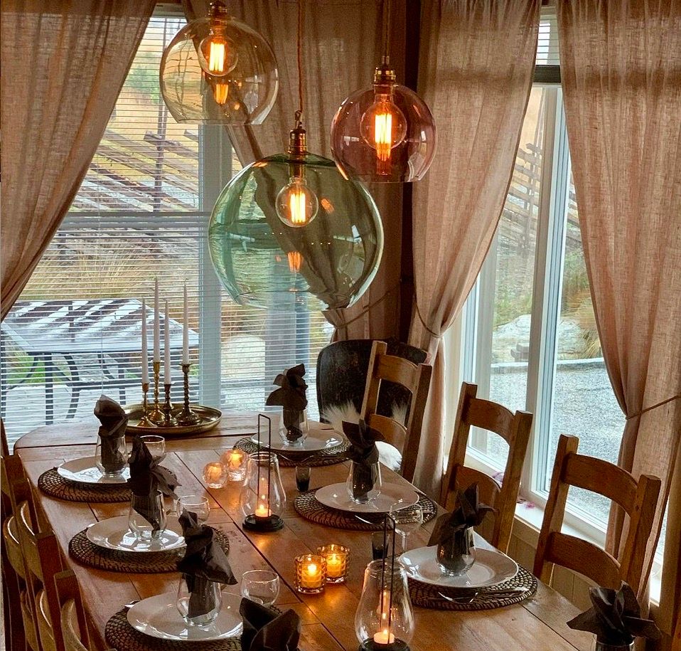 We love how festive this colour combination of Rowan's looks! Have you started to set up your table for Christmas dinner yet? 🌲