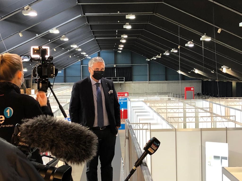 guido_graf's tweet photo. Heute, am 23. Dezember 2020 konnten wir im Kanton Luzern die erste Person in einem Altersheim gegen COVID-19 impfen. Ich danke allen, die geholfen haben, diesen Prozess auf die Beine zu stellen.
(Bilder: Medienkonferenz, Mittwoch 23. Dezember 2020, Messe Luzern, Allmend Luzern). https://t.co/h2bO34u9Kp