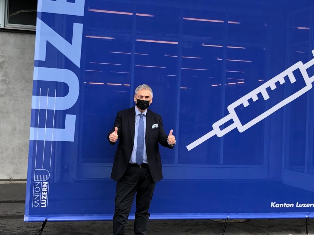 guido_graf's tweet photo. Heute, am 23. Dezember 2020 konnten wir im Kanton Luzern die erste Person in einem Altersheim gegen COVID-19 impfen. Ich danke allen, die geholfen haben, diesen Prozess auf die Beine zu stellen.
(Bilder: Medienkonferenz, Mittwoch 23. Dezember 2020, Messe Luzern, Allmend Luzern). https://t.co/h2bO34u9Kp