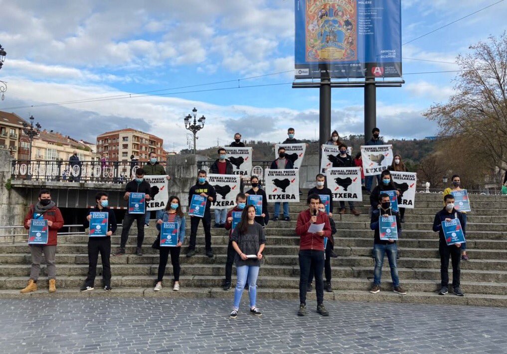 Busturialdea's tweet photo. 📍Gaur, urtarrilaren 2an Bilbon egingo dugun egitasmoa aurkeztu dugu.

👉🏽 Gurea izan behar da preso eta iheslari politikoak dituen azkenengo belaunaldia.

✊ Helburu hori lortzeko norabidean lan egiteko konpromezuan berresten gara gazteok.

🛤️ Bidea batera eginez, #GazteokZuekin! https://t.co/k38zfms168
