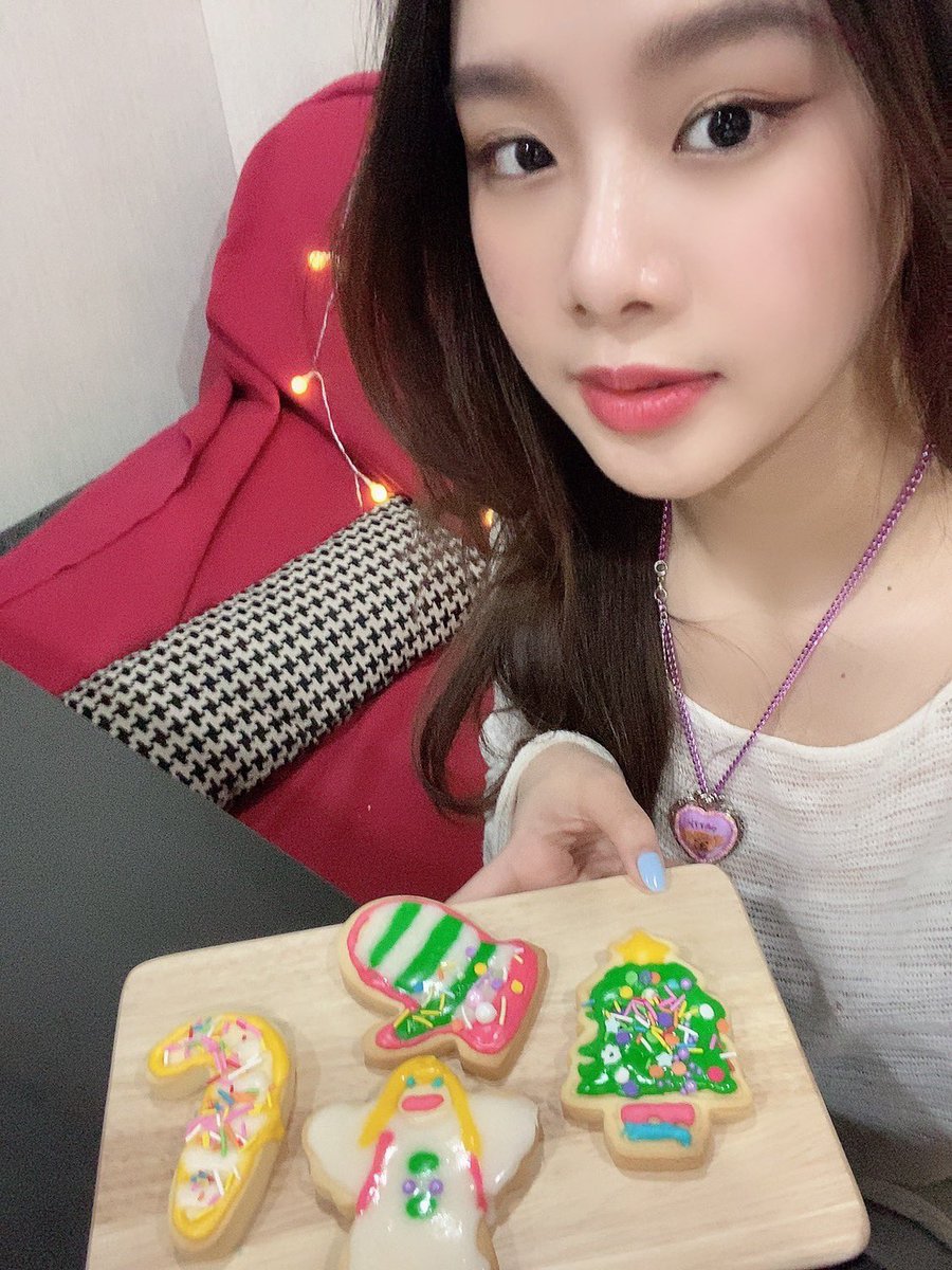 NToffcl_twt's tweet photo. [#NT_Now] 우당탕탕 나띠의 크리스마스 쿠키 만들기🎄🍪 즐거우셨나요⁉️나띠는 아무튼 금손인 걸로해요🙌 오늘도 함께해 준 트위니 모두 고맙고 미리 메리크리스마스🎅🏻💚❤️

Thank you for your love and support for NATTY☃️

#나띠 #NATTY #NT #NTMADE https://t.co/e4rbrxCNvC