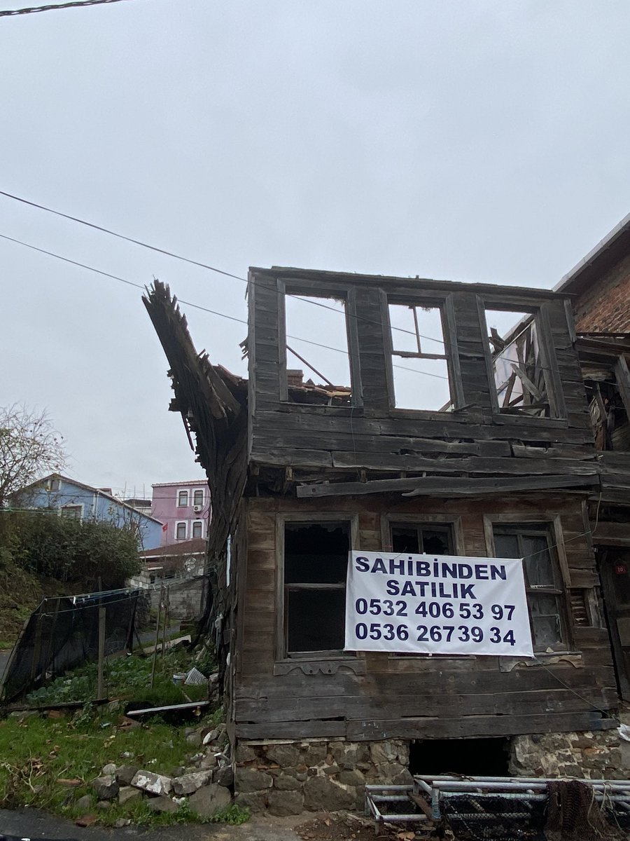 selmankiran's tweet photo. @SariyerBelediye @ibbBeyazmasa bi kaza yasanmadan bi önlem alsaniz, hic fena olmaz. Taka sokak. Rumeli Feneri Köyü mahallesi https://t.co/HNZZACQ9hh