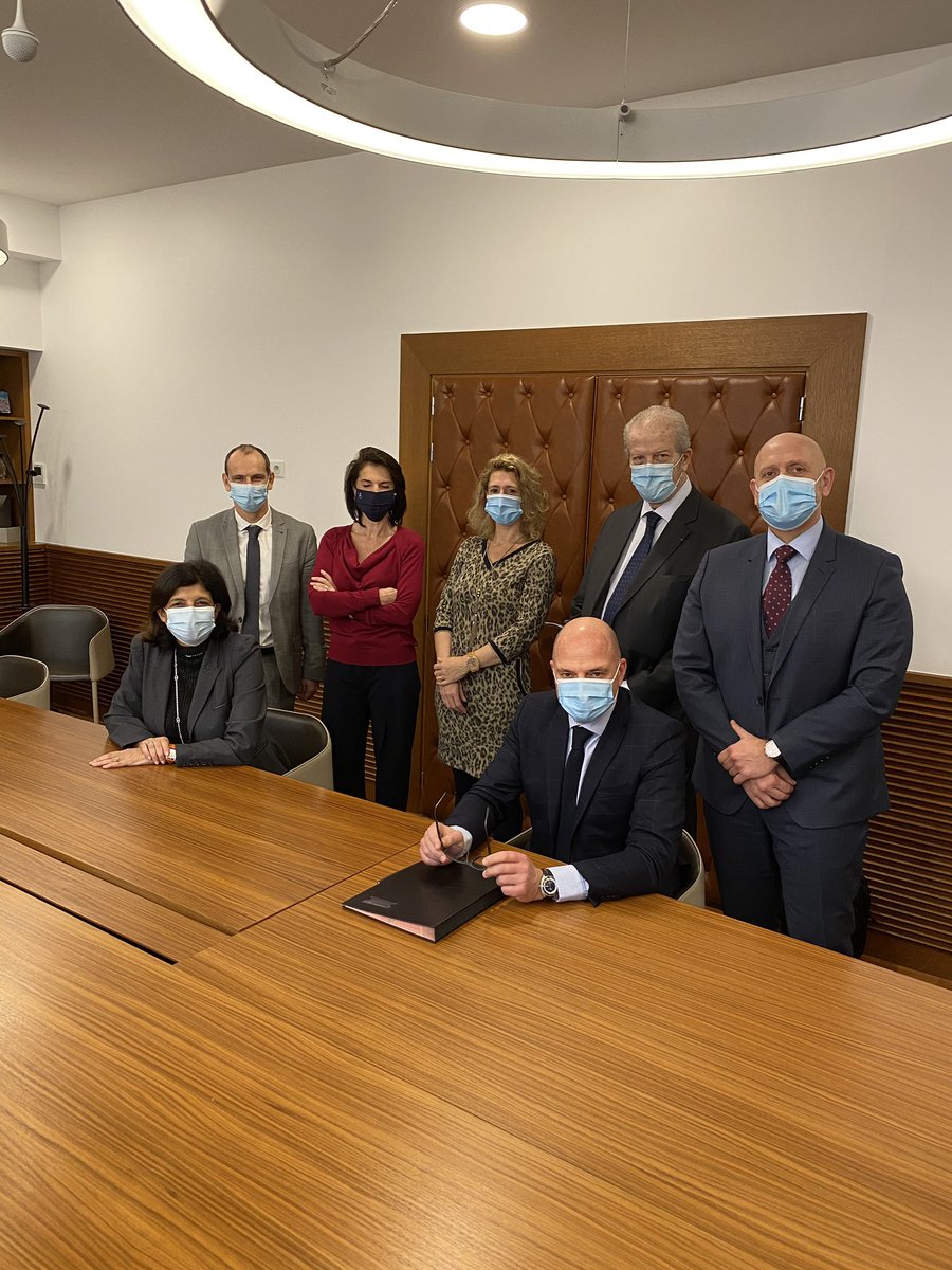 feral_schuhl's tweet photo. Enfin! Nous avons signé avec les notaires une charte commune aux 2 professions sur le divorce par consentement mutuel. Une démarche responsable dans l’intérêt des justiciables. Merci à @emulon @CGazzeri @BARTHELEMYREGIN @DenoitB pour leur implication. Merci à @President_CSN #DCM https://t.co/VKkqWGI5iw