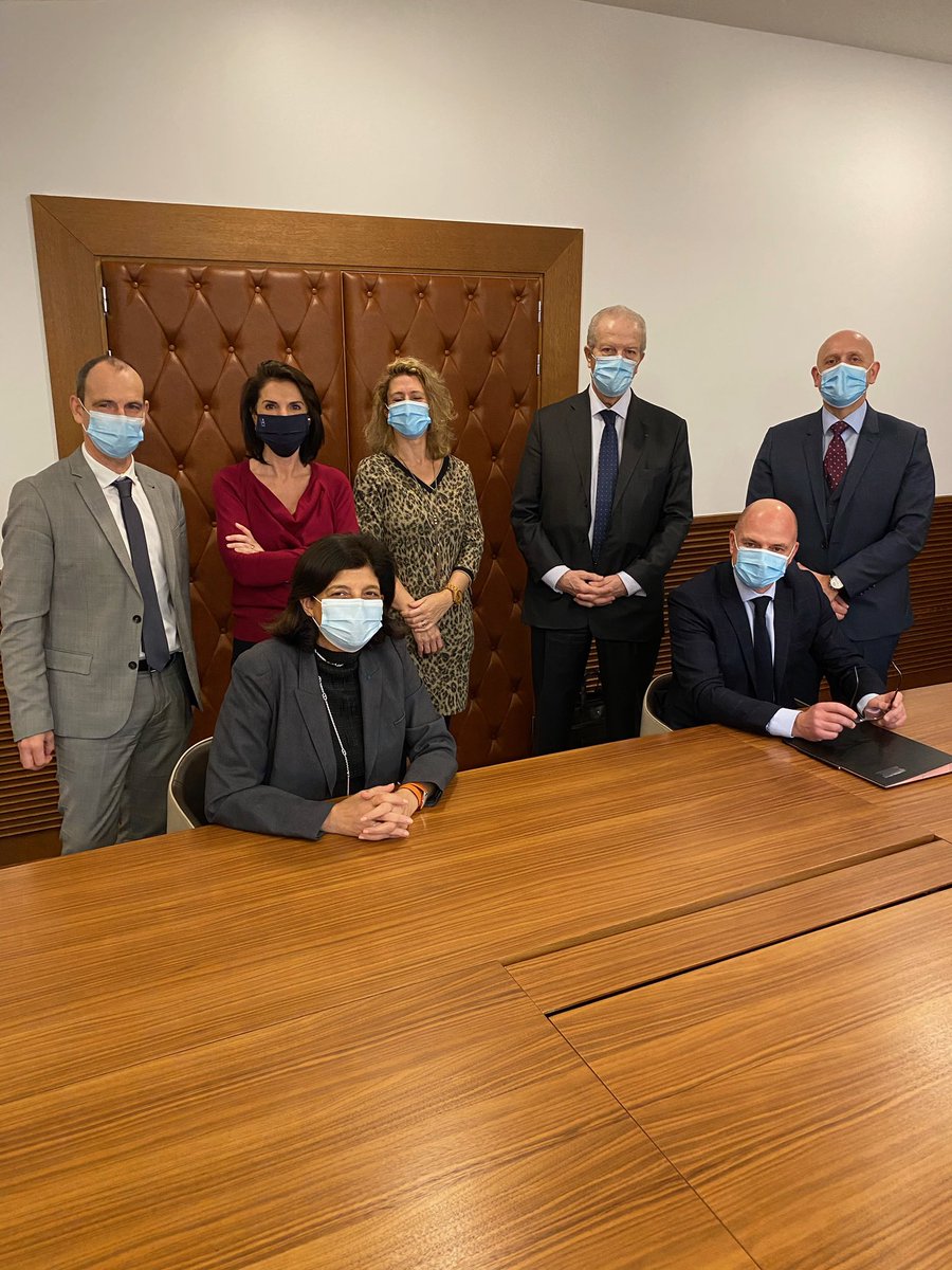 feral_schuhl's tweet photo. Enfin! Nous avons signé avec les notaires une charte commune aux 2 professions sur le divorce par consentement mutuel. Une démarche responsable dans l’intérêt des justiciables. Merci à @emulon @CGazzeri @BARTHELEMYREGIN @DenoitB pour leur implication. Merci à @President_CSN #DCM https://t.co/VKkqWGI5iw
