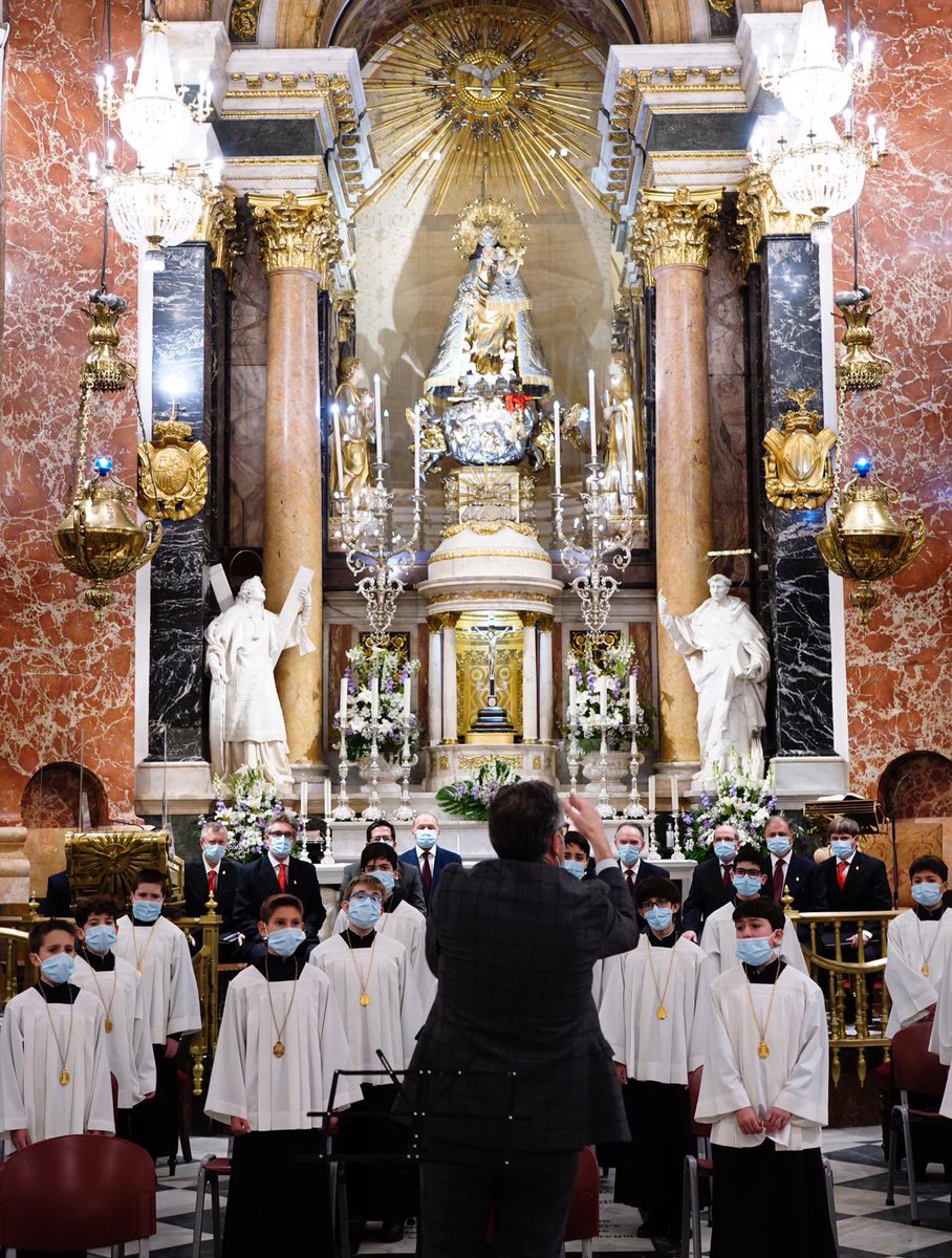 escolaniavlc's tweet photo. Con el concierto navideño de ayer felicitamos la Navidad cantando, como más nos gusta, y dimos por concluido este año en lo académico y musical tan tan especial. Nuestro mejor deseo para todos y nuestra esperanza en Dios hecho hombre. Bon Nadal!! @Albertosaizllop gracias!! https://t.co/WrsTpW7Kbl