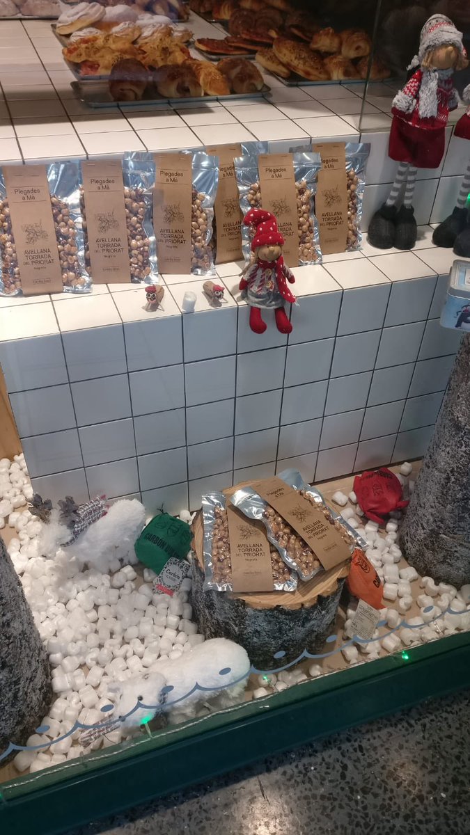 PlegadesA's tweet photo. A partir d’avui podeu trobar les nostres Avellanes Plegades a Mà  a Cal Grau i al Vinum, a Porrera i a la Pastisseria López, de Falset. https://t.co/M1KkJ3lANO