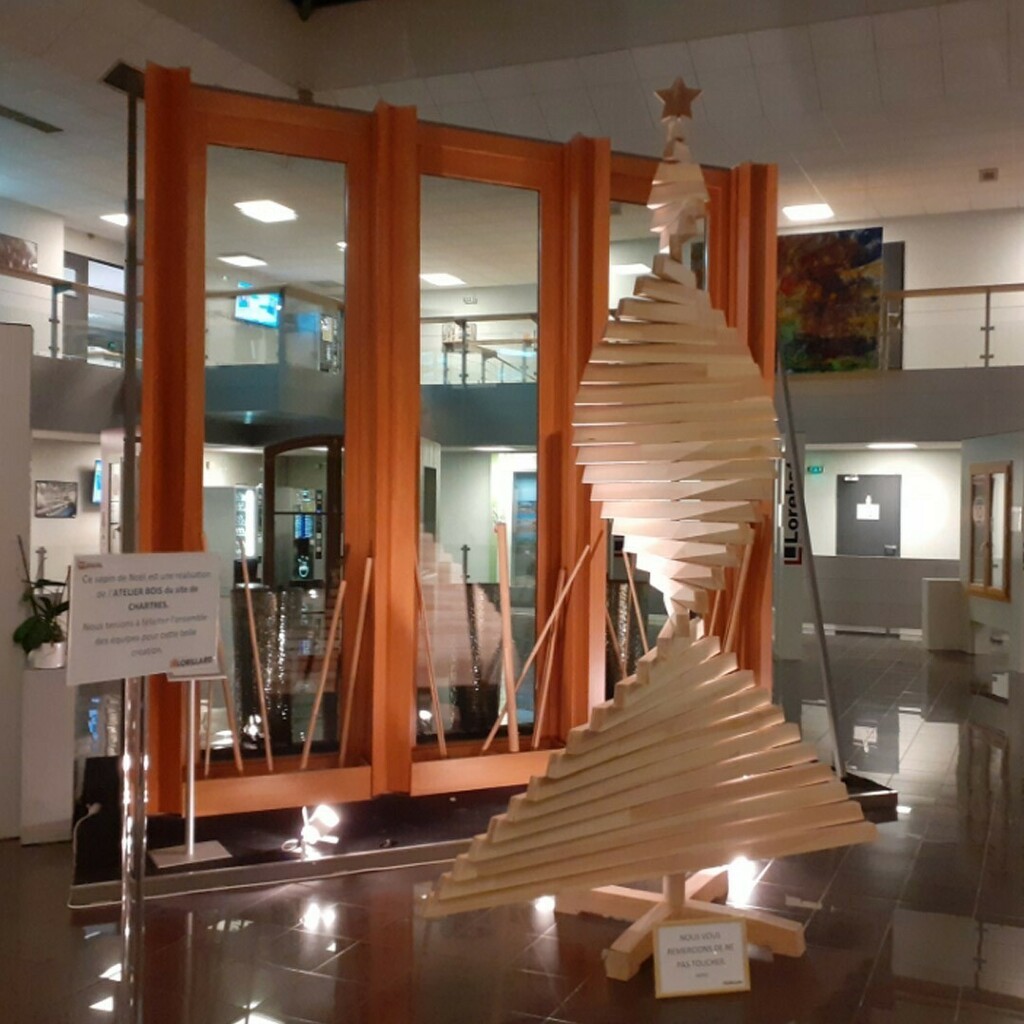 GroupeLorillard's tweet photo. Très heureux de partager avec vous notre beau sapin de Noël... Un grand bravo à toute l'équipe de l'atelier bois pour cette superbe création ! 😃🎄
#noël #sapin #sapindenoël #création #créativité #bois #atelierbois #GroupeLorillard #Lorenove #menuiser… https://t.co/zvxZsplnYH https://t.co/M9FdkNAmrA