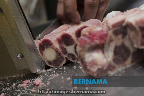 Jabatan Kemajuan Islam Malaysia (Jakim) menasihatkan semua pihak agar tidak memberi ulasan dan pandangan berkaitan isu daging seludup kerana dikhuatiri boleh menjejaskan kredibiliti kes - Timbalan Ketua Pengarah (Operasi) Jakim Datuk Abdul Aziz Jusoh