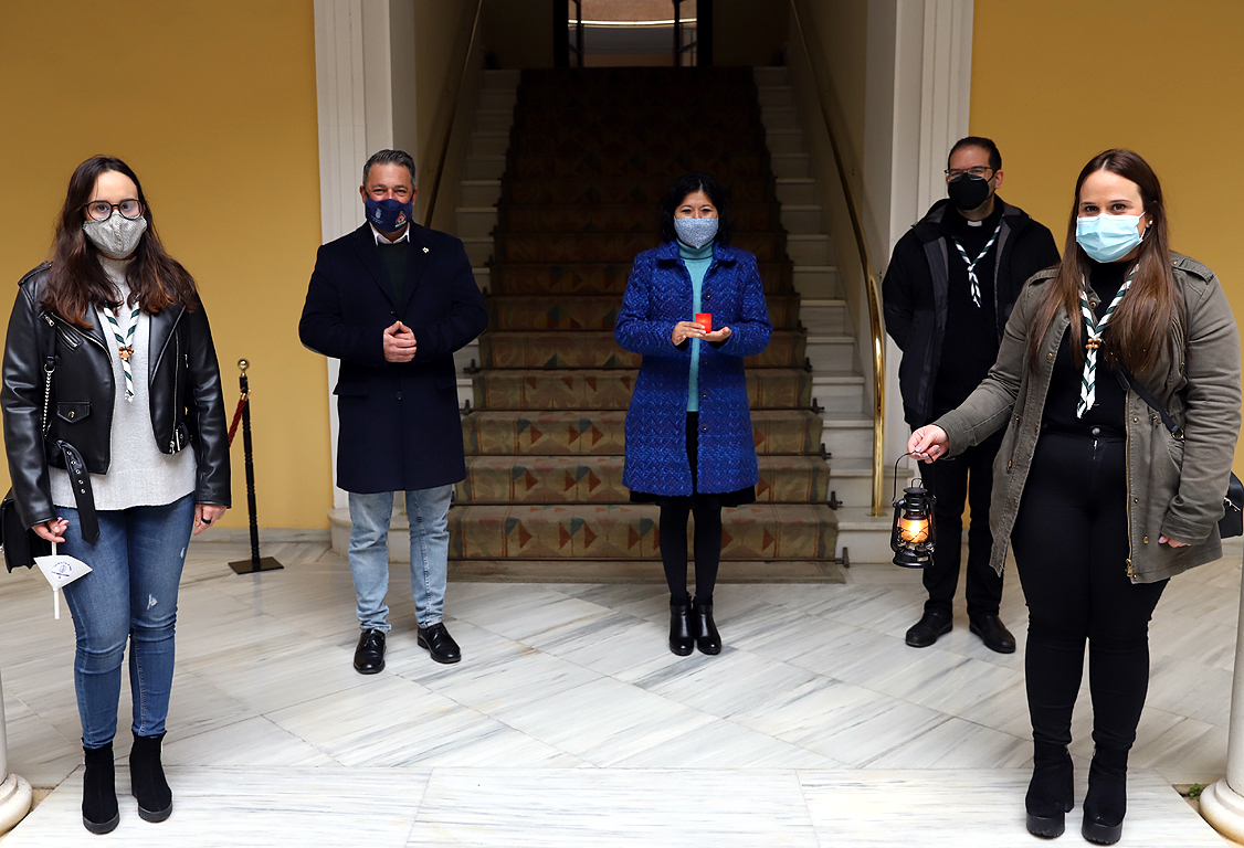 ciudadjerez's tweet photo. 🕯️✨Hoy en el Ayuntamiento de #Jerez los delegados municipales, @AnaHericaRamos y Rubén Pérez, han recibido la Luz de la Paz de Belén de manos de la Delegación Diocesana de los Scout de @delemscjerez
#LPB2020
ℹ️ https://t.co/XBvzuTxB2V https://t.co/ePLRgbeZJP