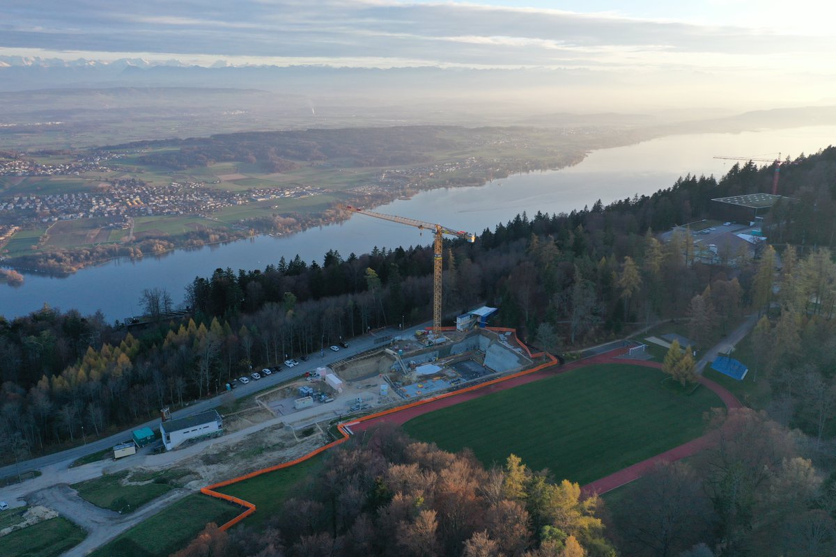 EHSM_Magglingen's tweet photo. Un job à l’horizon dégagé : Il y a sûrement pire emploi que celui de grutier sur le chantier du bâtiment de la Haute école à la Place des Mélèzes à #Macolin. 😎😍😉 Joyeuses fêtes ! #hefsm #ofspo https://t.co/XOf7IKxEXr