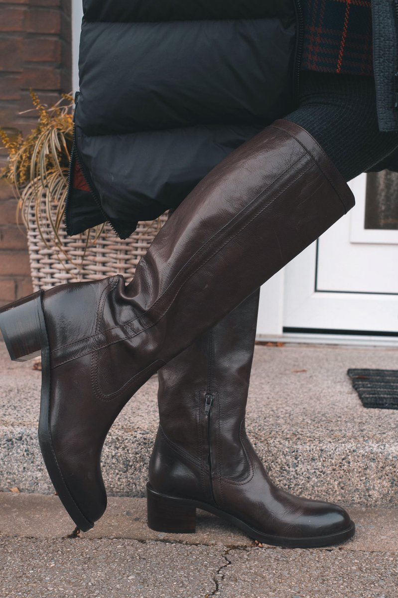 desbelleschoses's tweet photo. Guten Morgen☀️ Heute verlose ich diese wunderschöne Designer Boots im Wert von 400 Euro von Konstantin Starke New York. Na, schon mitgemacht? 
https://t.co/7L6kNxeJUY https://t.co/ypfFuYsWgh