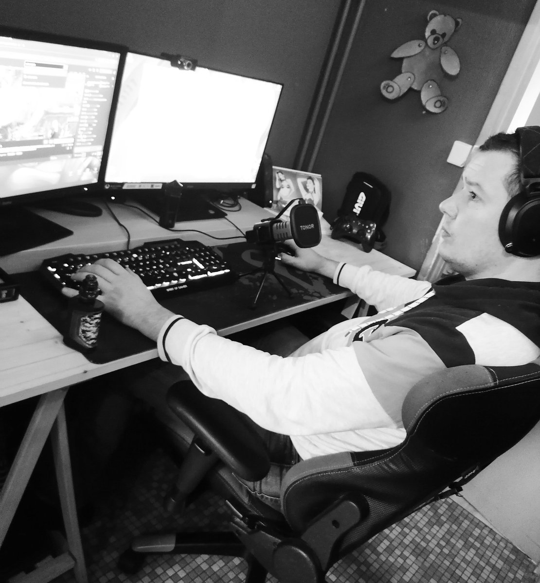 Mel_Mathe's tweet photo. Ça y est le kit du parfait streamer est arrivé  😜
N'hésitez pas à venir follow et vous abonner à VakIam sur Twitch ✌️ https://t.co/W98aUp45CG