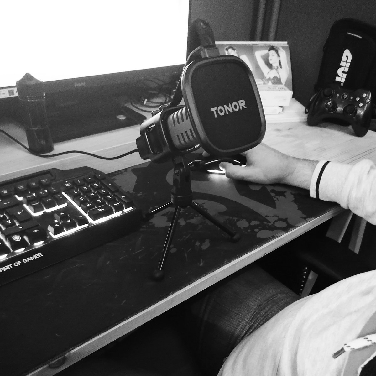 Mel_Mathe's tweet photo. Ça y est le kit du parfait streamer est arrivé  😜
N'hésitez pas à venir follow et vous abonner à VakIam sur Twitch ✌️ https://t.co/W98aUp45CG