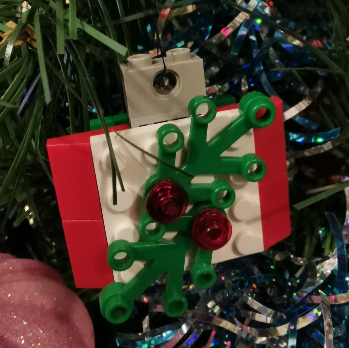 MunchkinKT's tweet photo. Today we're making Christmas decorations from Lego. #BuildtoGive 😍🎄 https://t.co/5G8byV0bPt