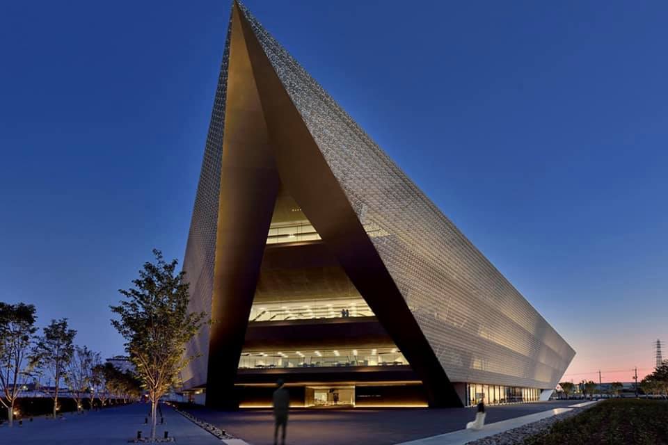 PassiveComeHome's tweet photo. 京都芸大大学院岸スタジオ。当社社員の安井君が発表。
そして岸先生から「来年からもう学生取らない。木村（私）が最後の生徒や。仕事忙しいやろうから、何年かかってもいいから、最後まで付き合ったる」とのお言葉。日本の建築家年表に連ねる先生と来年からはマンツーマンの授業。

#パッシブデザイン https://t.co/lXh7Agv0VS