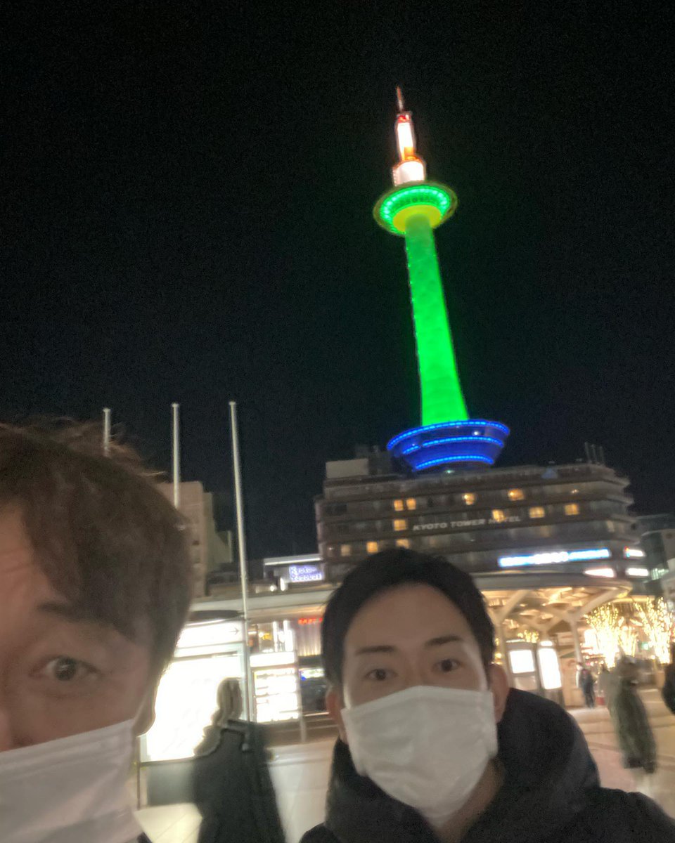 PassiveComeHome's tweet photo. 京都芸大大学院岸スタジオ。当社社員の安井君が発表。
そして岸先生から「来年からもう学生取らない。木村（私）が最後の生徒や。仕事忙しいやろうから、何年かかってもいいから、最後まで付き合ったる」とのお言葉。日本の建築家年表に連ねる先生と来年からはマンツーマンの授業。

#パッシブデザイン https://t.co/lXh7Agv0VS