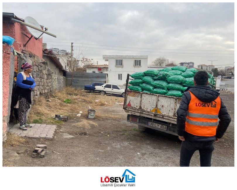 Soğuk kış günlerinde ailelerimize ulaştırılan kömür desteği, lösemili çocuklarımız ve kanser hastalarımızın içini; kıymetli bağışçı ve gönüllülerimizin ise kalplerini ısıtacak😊