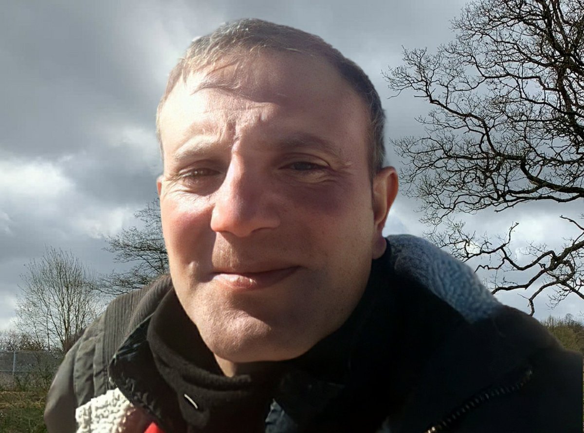 O güzel yüzünde tebessüm vardı,
Merhamet timsali içten severdi.
Gönlüm perperişan bir hüzün sardı,
Osman Zeki Çam'ı kaybettik dostlar. 

Değerli kardeşim Trabzonlu Osman Zeki Çam'ı elim bi iş kazası sonucu kaybettik. Adam gibi adamdı. Mekanı Cennet olsun inşallah.