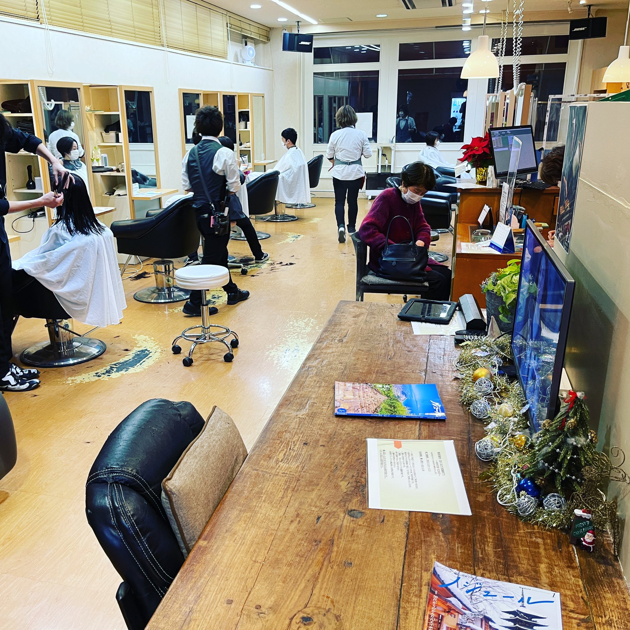 笠間の美容室 織田美容室 年末の営業日のお知らせ 12 29は火曜日ですが 織田美容室笠間店は営業致します 勤務スタッフは少数にて営業しますので予約が取れない場合もありますので お早めにご予約お願い致します