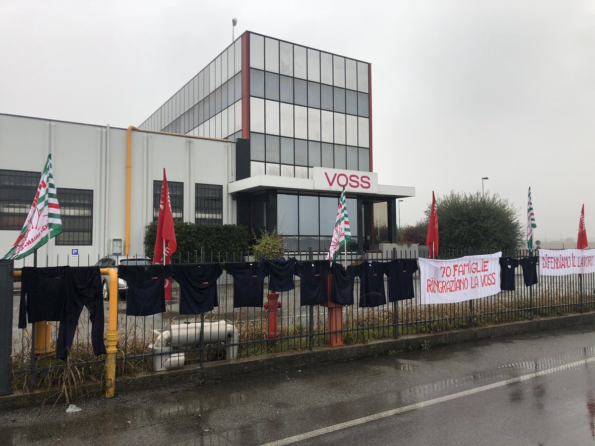 FimLombardia's tweet photo. Presidio #Voss a Osnago: ROSSI il direttore dell’azienda investe con l’auto il Segretario Generale della #Fim Cisl Lombardia Andrea #Donegà presente al presidio dei 70 lavoratori che rischino licenziamento. https://t.co/COCBtv1ELw