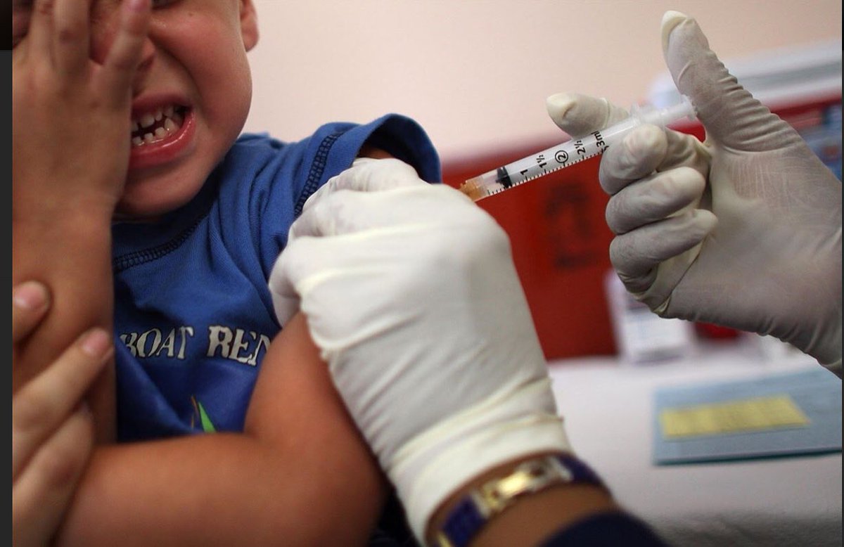 Мочить руку после прививки. Вакцинация детей. Прививка детям. Прививка в школе.