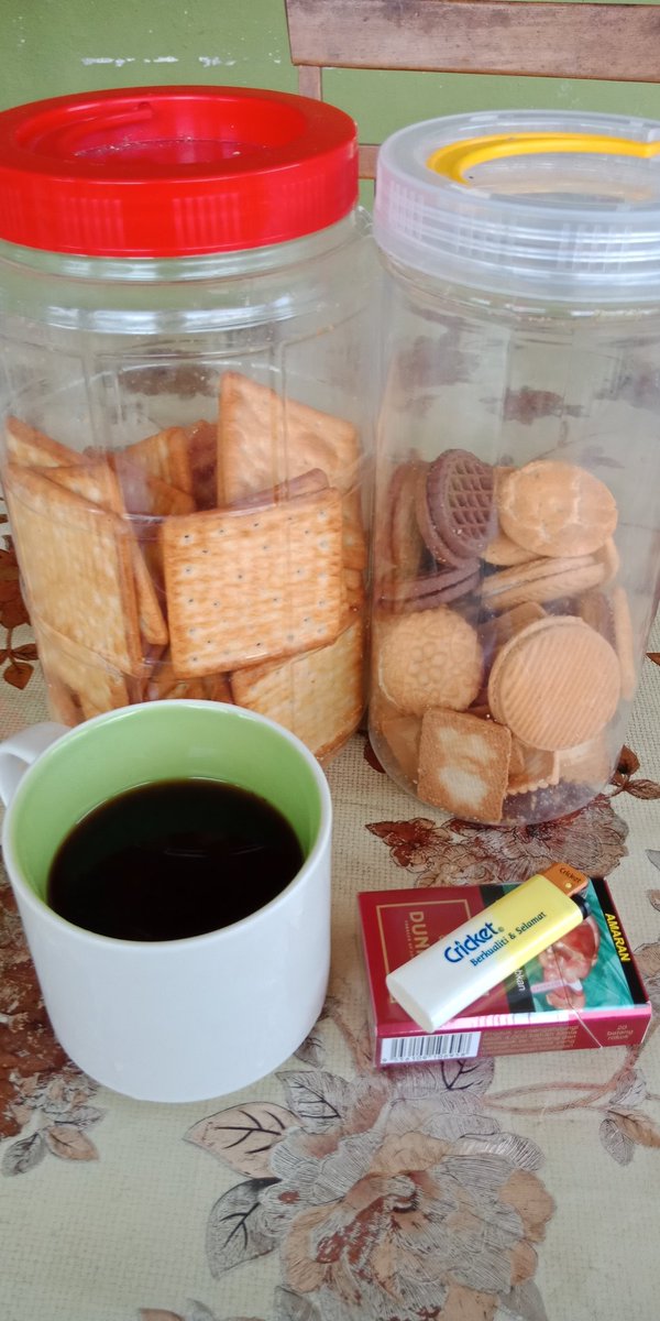 Coffee break biskut n rokok..lepas hujan..