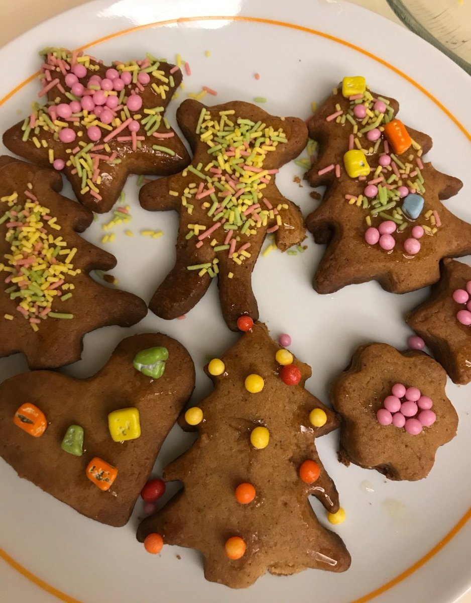 2Ekoloji's tweet photo. Kurabiye kokusu herkese iyi gelir.  Gastronomi konusunu işlerken her bir elden harika kurabiyeler çıkıyor.Ellerinize sağlık çocuklar. 🎄🎁🎆 @AliRizaLule @KvancBarlas @MerveTopcuoglu @TufekVolkan @EsraAkcanBastan @sevdavurhan https://t.co/7JYlrgnxDV